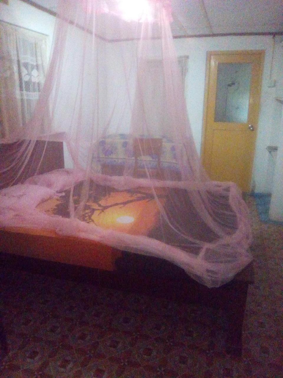 Thevindu Guest & Redmud Resturent Banduramulla Room photo