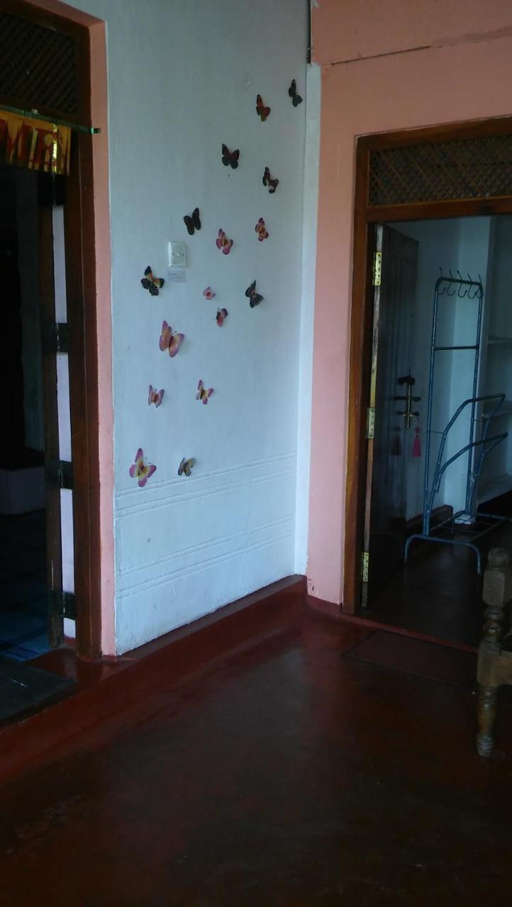 Thevindu Guest & Redmud Resturent Banduramulla Exterior photo