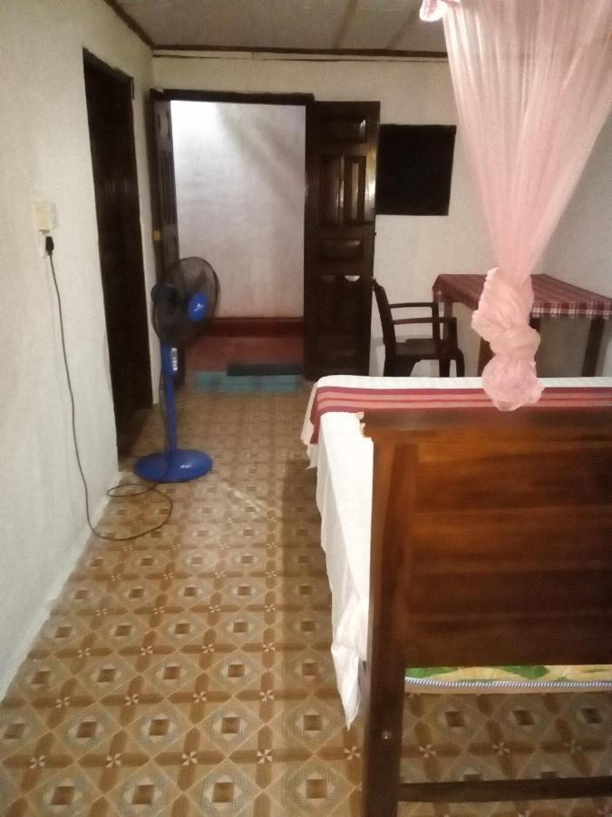 Thevindu Guest & Redmud Resturent Banduramulla Exterior photo